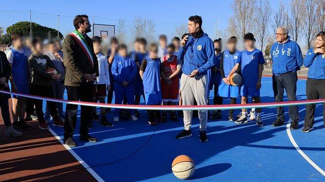 Fiumicino, a via Berlinguer un nuovo spazio per i giovani: inaugurato il campo da basket