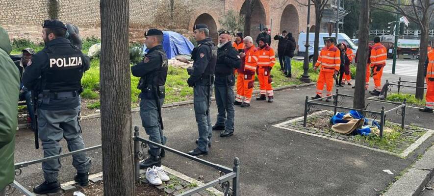 Roma, tendopoli abusiva sotto le mura Aureliane: migranti sgomberati