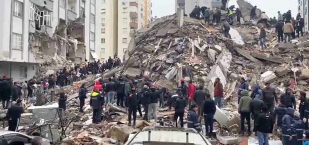 Terremoto in Turchia e Siria, oltre 2000 morti e migliaia di palazzi distrutti
