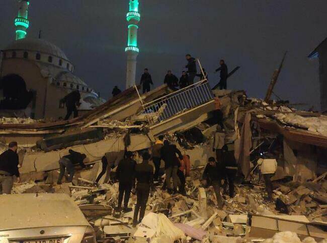 Turchia, terremoto di magnitudo 7.9 al confine con la Siria: centinaia di morti