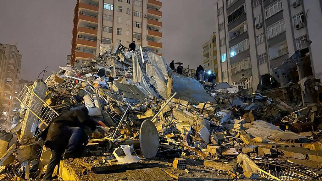 Terremoto in Turchia, il cordoglio del Papa: “Addolorato per l’enorme perdita di vite umane”