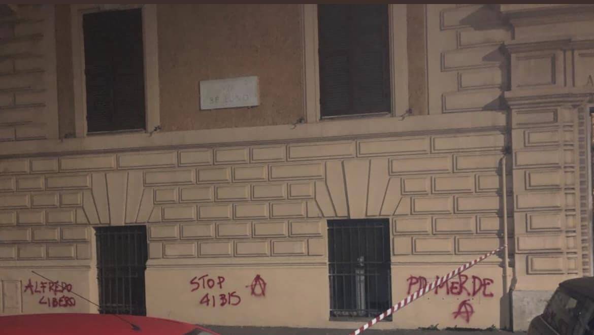 Gli anarchici attaccano i dem: bomba carta contro un circolo del Pd a Roma