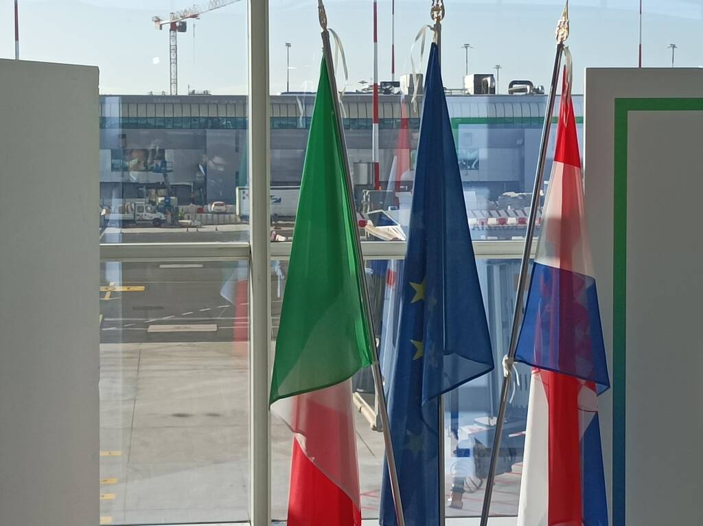 Cadono le frontiere tra la Croazia e Fiumicino: all’aeroporto la festa per l’ingresso nell’area Schengen