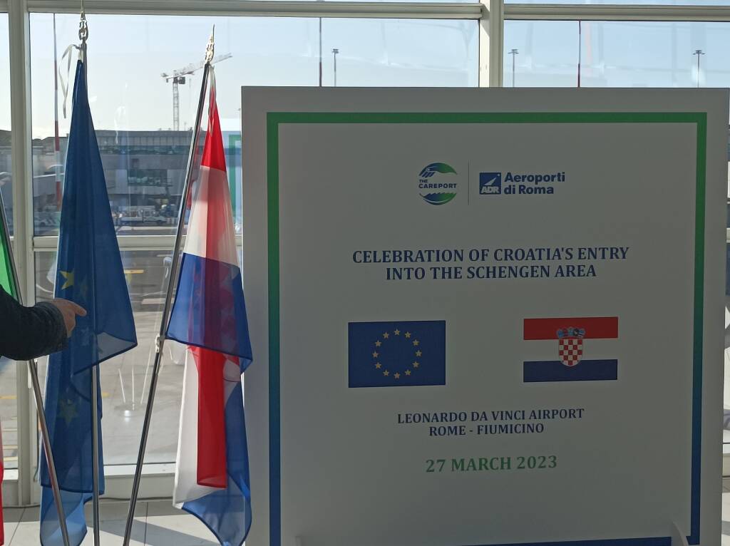 Cadono le frontiere tra la Croazia e Fiumicino: all’aeroporto la festa per l’ingresso nell’area Schengen