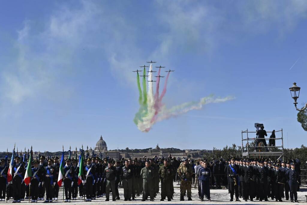 Frecce Tricolori e non solo: spettacolo nei cieli di Roma per il centenario dell&#8217;Aeronautica Militare