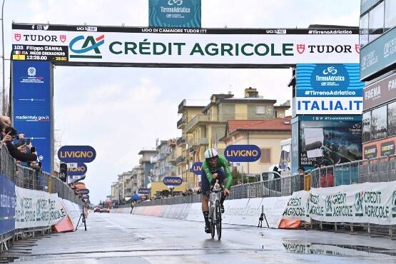 Tirreno-Adriatica, Jakobsen vince a Follonica. Ganna resta leader della corsa