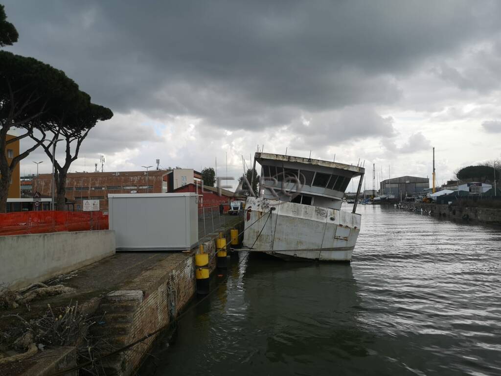 Fiumicino, slitta la demolizione della nave fantasma… ma per poco