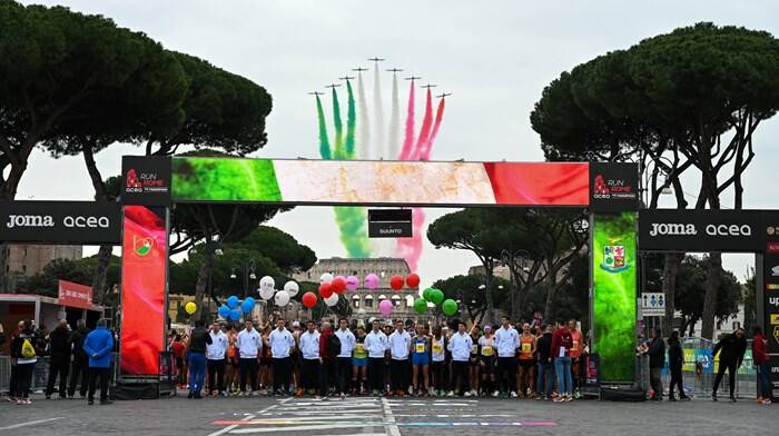Maratona di Roma: il sorvolo delle Frecce Tricolori sui Fori Imperiali – VIDEO