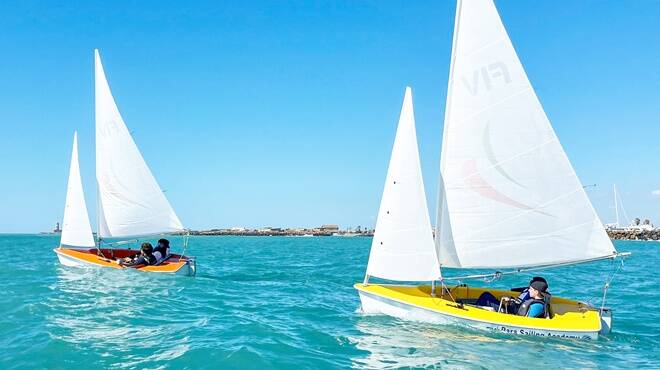 Mare e sport alla portata di tutti: a Ostia lezioni di barca a vela per ragazzi fragili