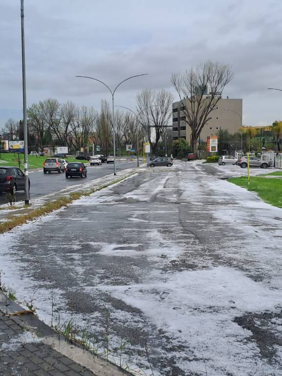 Roma si sveglia “gelata”: via Cristoforo Colombo coperta dalla grandine