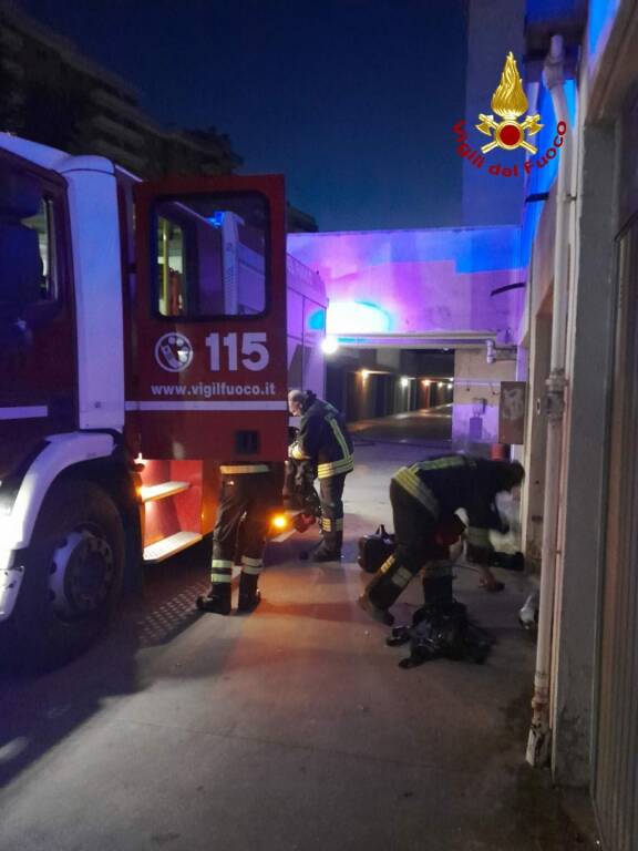 Notte di paura a Latina, le fiamme distruggono un appartamento: mamma e figlio feriti