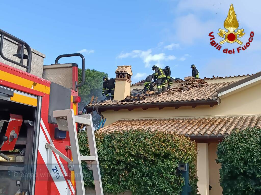 Aranova, brucia il tetto di una villa in via Italo Raulich