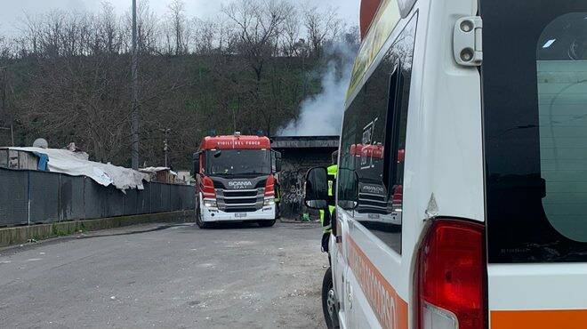 Roma, incendio nel campo nomadi di via Candoni: in fiamme rifiuti e materiale tossico