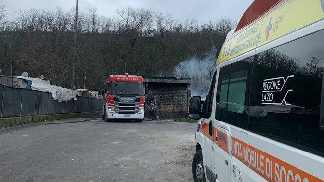 Roma, incendio nel campo nomadi di via Candoni: in fiamme rifiuti e materiale tossico