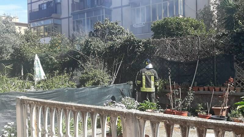 Incendio a Ostia, bombole di gas esplodono in giardino: paura a via Andrè