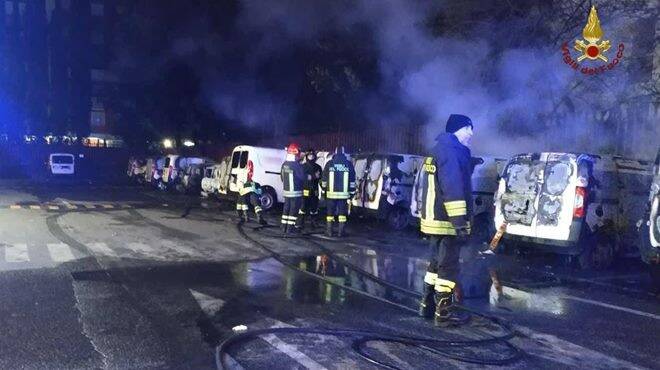 Incendio a Roma nella notte: a fuoco 16 veicoli di Poste Italiane. E’ giallo sulle cause