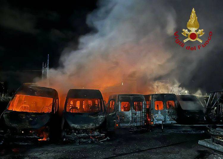 Acilia, in fiamme un deposito di scuolabus su via Ostiense: distrutti 22 mezzi