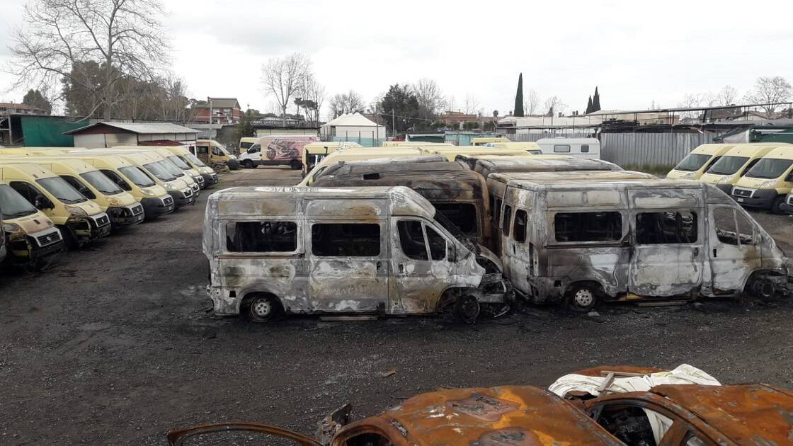 Acilia, in fiamme un deposito di scuolabus su via Ostiense: distrutti 22 mezzi