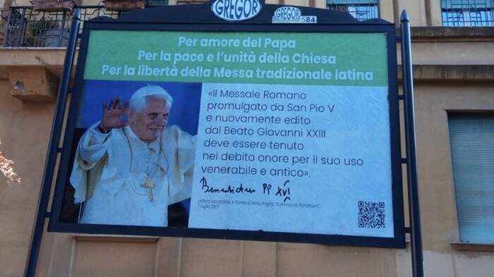 Roma tappezzata con manifesti contro Papa Bergoglio e la stretta sulla messa in latino