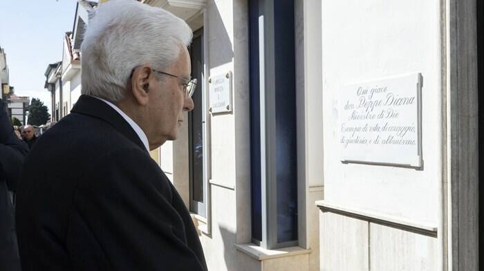 Mattarella a Casal di Principe visita la tomba di don Diana: “La mafia è violenza ma soprattutto viltà”