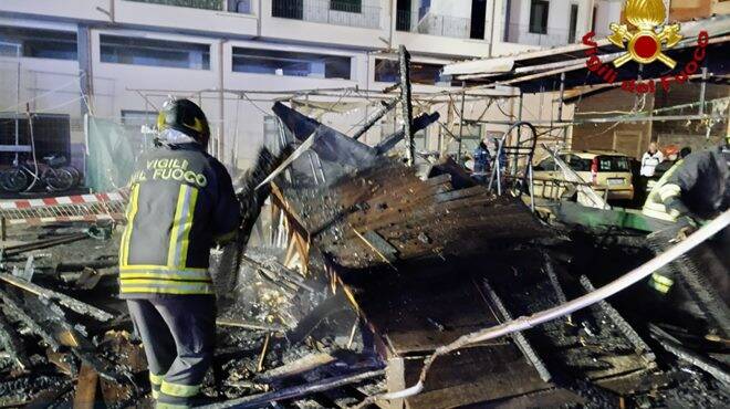Incendio al mercato di Civitavecchia: casetta di legno distrutta dalle fiamme