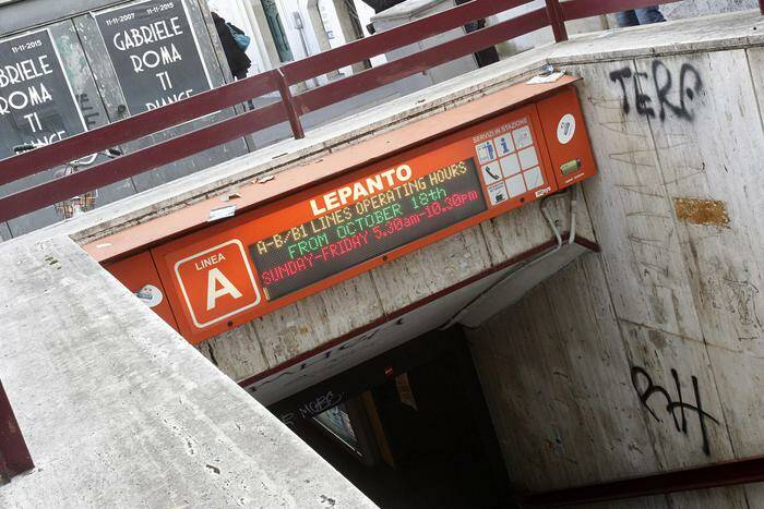 Roma, uomo travolto da un treno in metropolitana: paura nella stazione di Lepanto