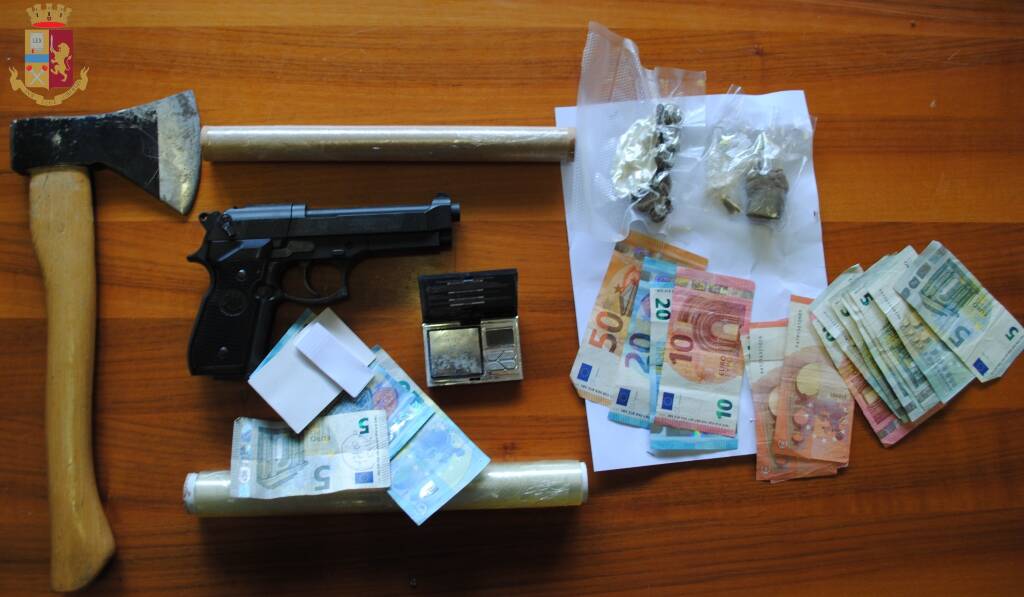 Ostia, sala biliardo diventa deposito di armi e droga: arrestato 24enne