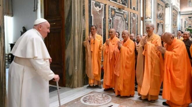 Il Papa abbraccia i monaci buddisti di Taiwan: “Facciamo progredire la cultura dell’incontro”