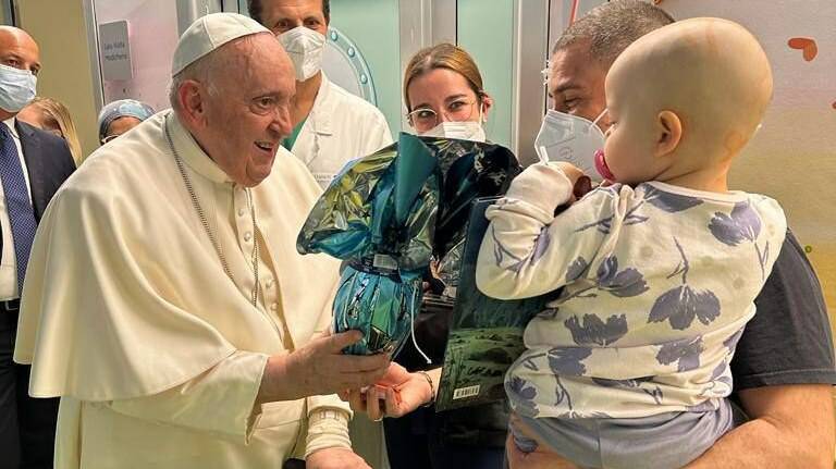 Papa Francesco al Gemelli: un battesimo in corsia e uova di cioccolato ai bimbi ricoverati