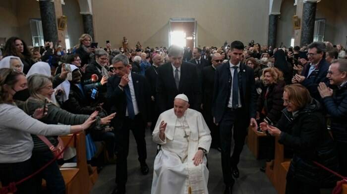 Romani in festa a Trionfale, arriva il Papa: sorrisi, strette di mano e lacrime