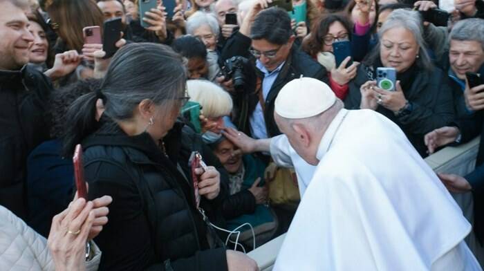 Romani in festa a Trionfale, arriva il Papa: sorrisi, strette di mano e lacrime