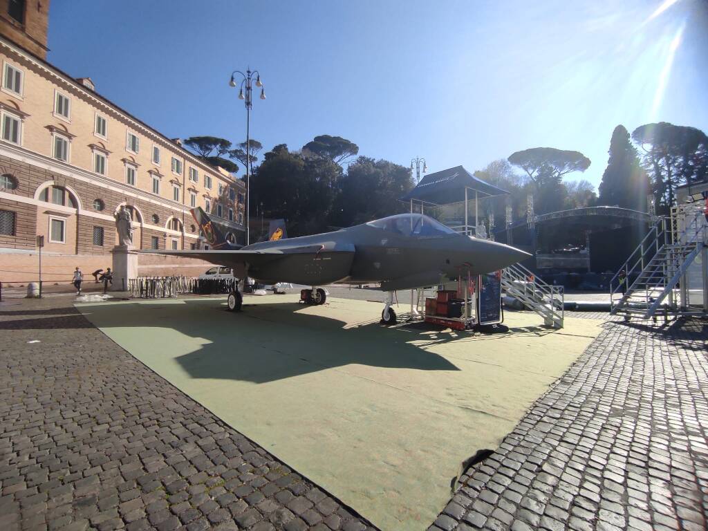 Centenario dell’Aeronautica Militare: i caccia “atterrano” a piazza del Popolo