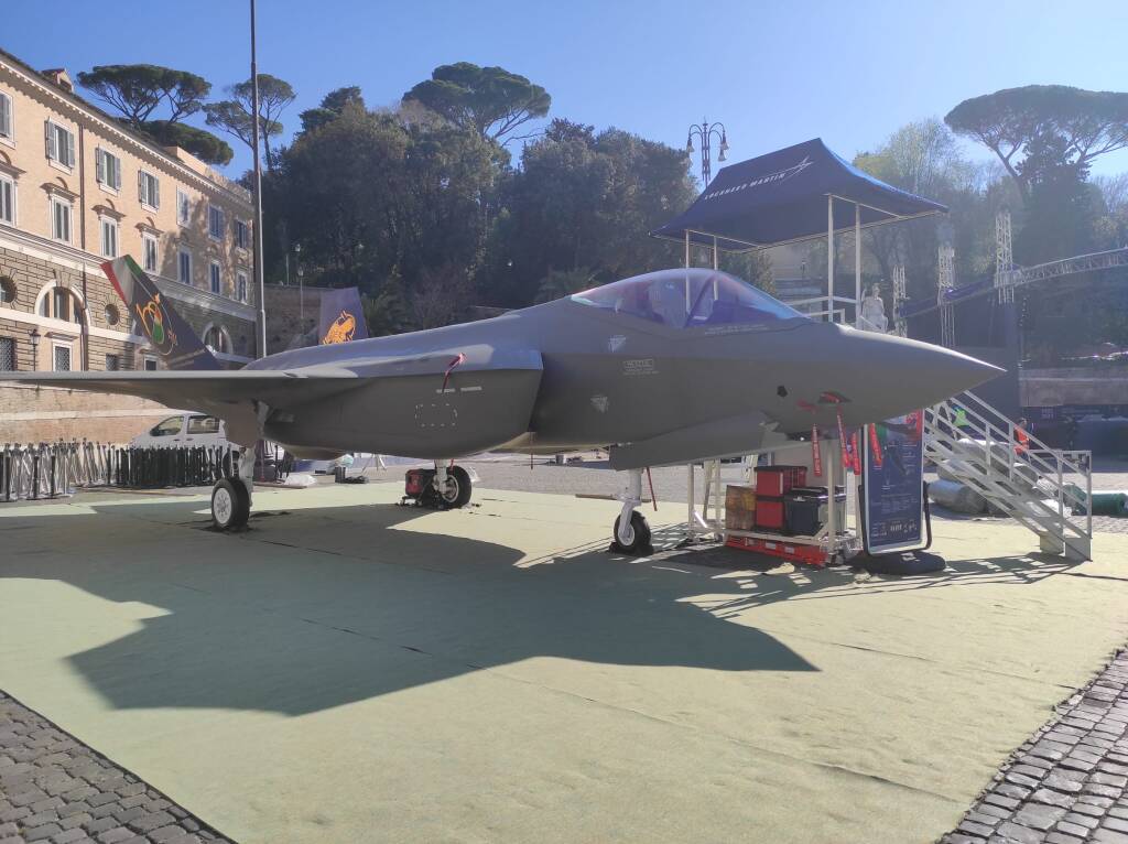 Centenario dell’Aeronautica Militare: i caccia “atterrano” a piazza del Popolo