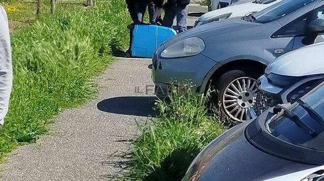 Isola Sacra, valigia sospetta abbandonata in strada: a via Cabruna arriva la Polizia