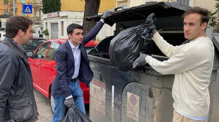 A Ostia i giovani di Forza Italia ripuliscono il parco Paolo Orlando