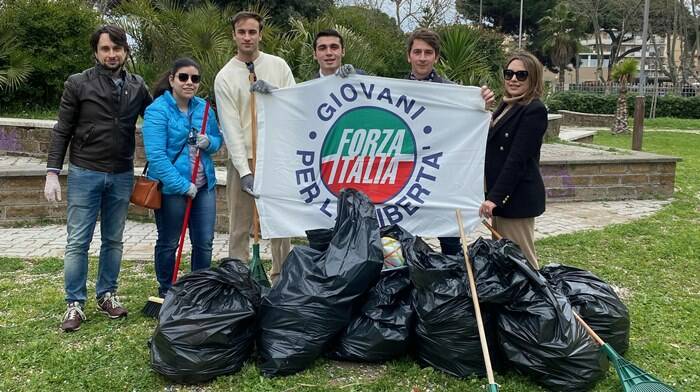 A Ostia i giovani di Forza Italia ripuliscono il parco Paolo Orlando