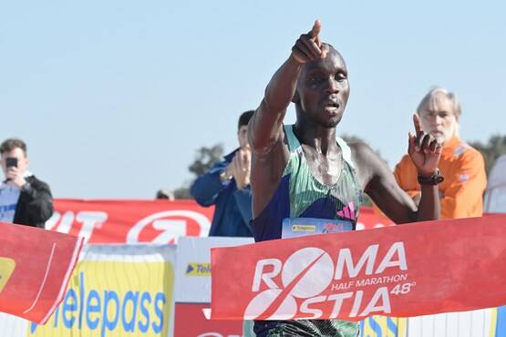 RomaOstia 2023, sotto il sole primaverile vince Kipkemboi per la gara maschile