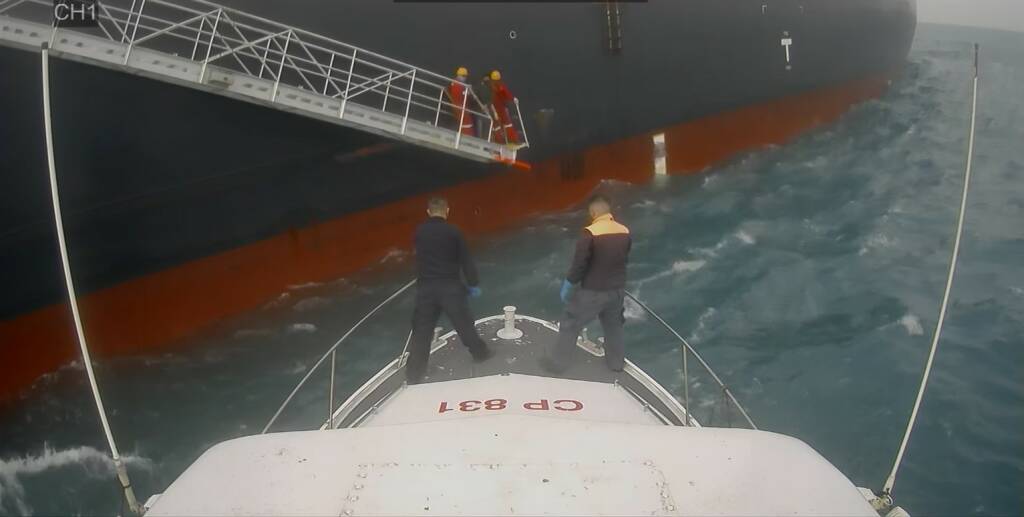 Malore su una petroliera al largo di Fiumicino: soccorsi all’alba dalla Guardia Costiera