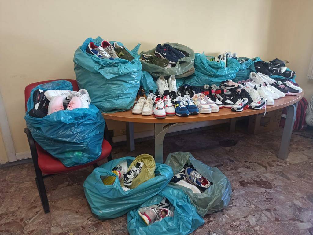 Blitz al mercato di Cerenova. Sequestrate scarpe di marca contraffatte