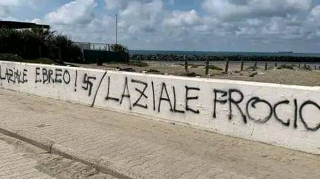 “Laziale frocio, laziale ebreo”: insulti e svastiche in piazzale Mediterraneo a Fiumicino