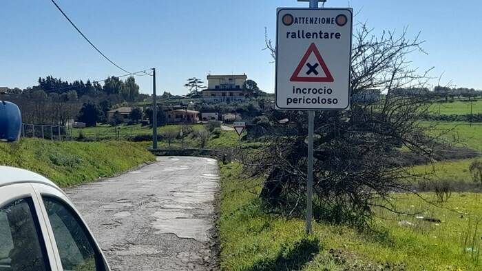 Ardea, troppi incidenti: la Polizia Locale al lavoro per rifare la segnaletica stradale