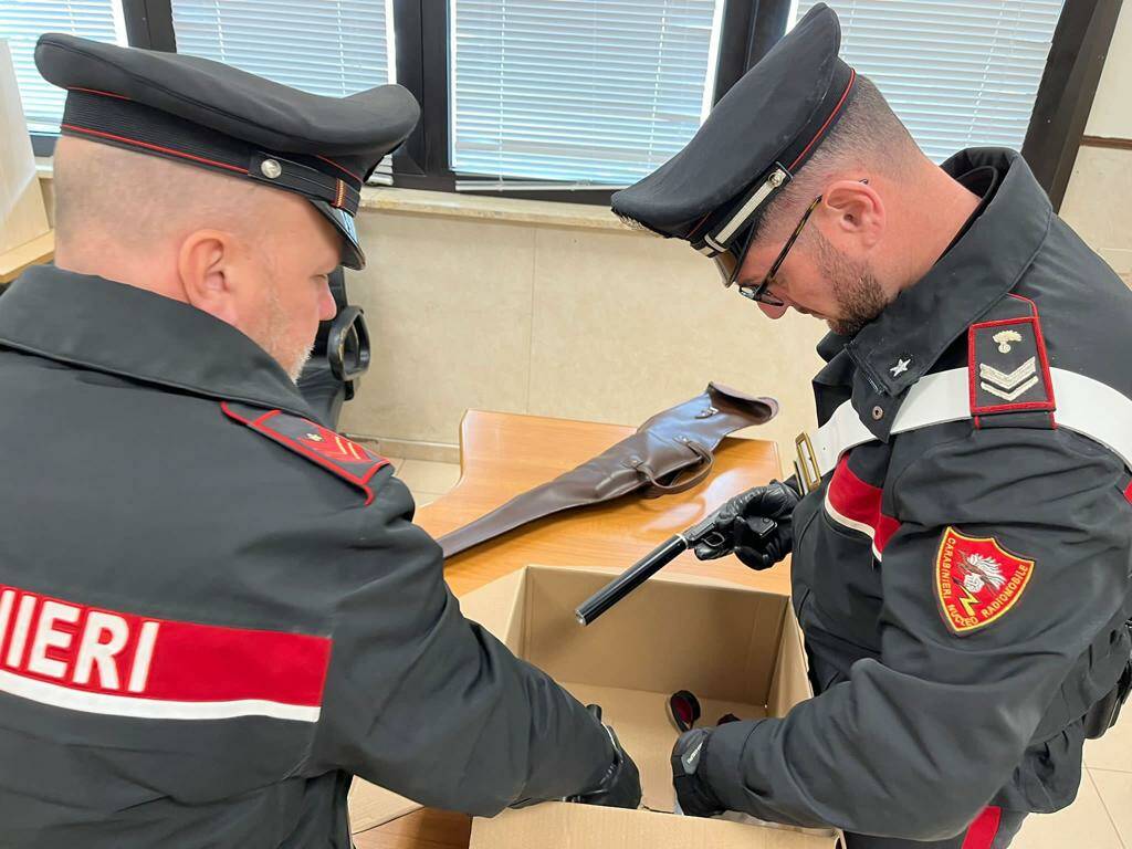 Ostia, mini-arsenale in casa: la cantina trasformata in un’officina di silenziatori artigianali