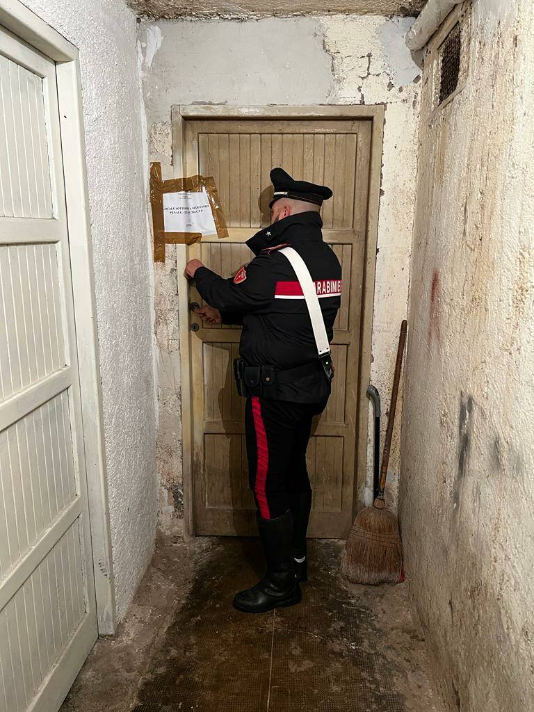 Ostia, mini-arsenale in casa: la cantina trasformata in un’officina di silenziatori artigianali