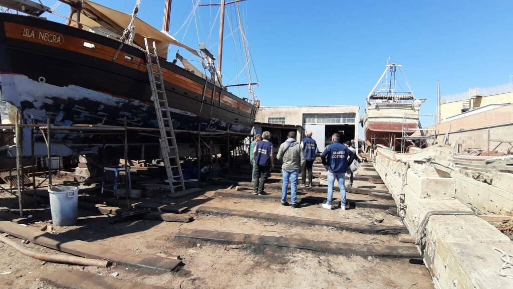 Fiumicino, blitz della Guardia Costiera al porto canale: cantiere navale sotto sequestro