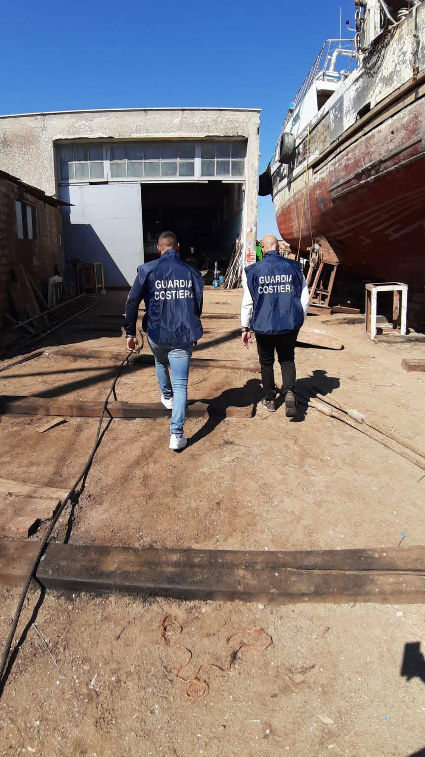 Fiumicino, blitz della Guardia Costiera al porto canale: cantiere navale sotto sequestro