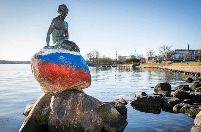 Copenaghen: la Sirenetta imbrattata con i colori della bandiera Russia