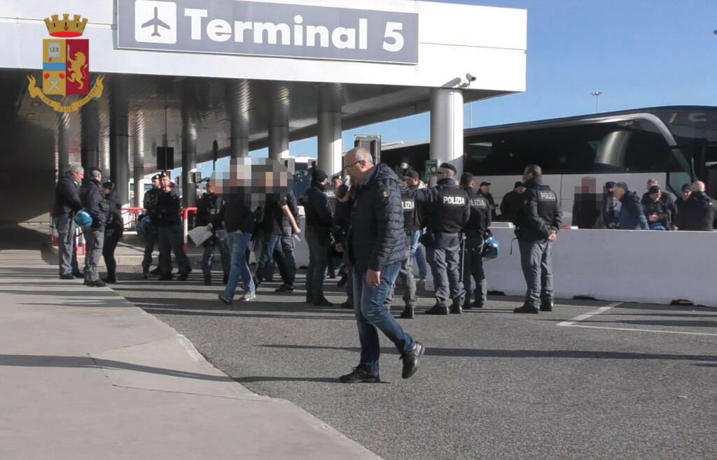 Romanisti, laziali e ultras dell’Eintracht a Fiumicino: tensione all’aeroporto