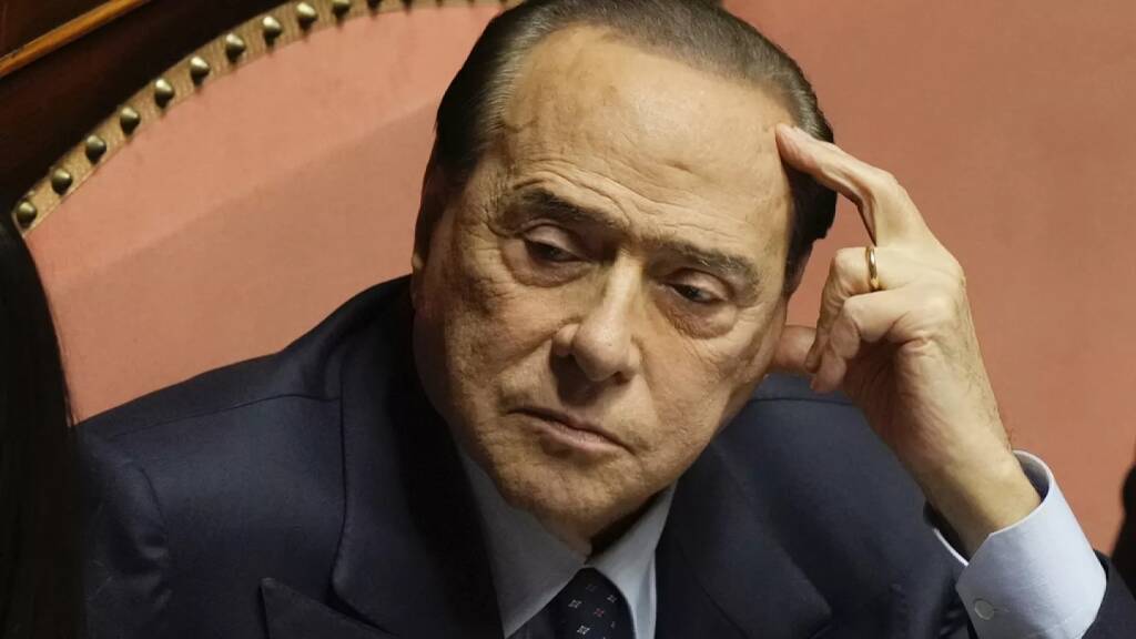 Nuovo testamento di Berlusconi: “Firmato in Colombia”