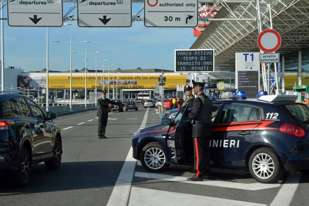 Fiumicino, shopping “gratis” al duty free dell’aeroporto: scattano le denunce