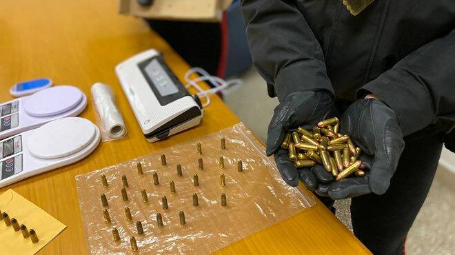 Roma, mini-arsenale in casa: pistola e munizioni nascoste insieme alla droga